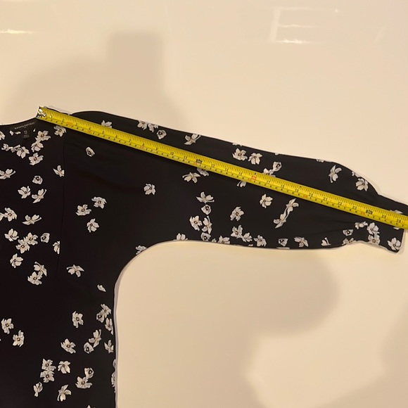 Banana Republic Navy blouse with beautiful white flowers/grey/yellow nice Flowy - Picture 9 of 12